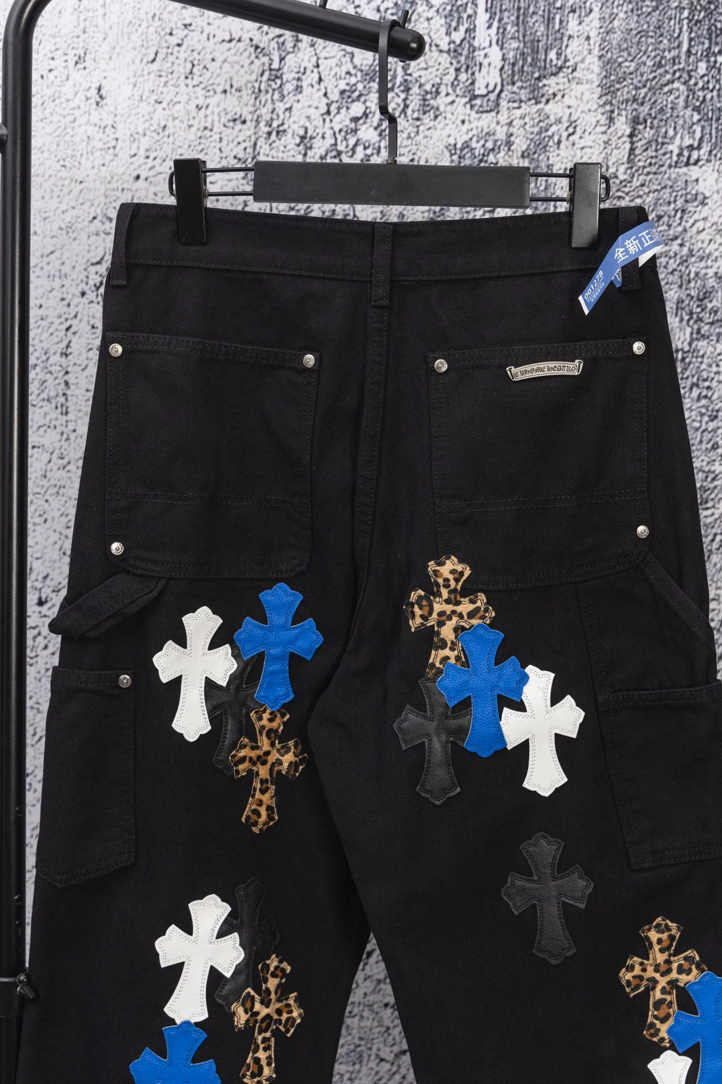 P270 chrome hearts new blue and white leopard print cross patchwork leather black jeans vi Top heavy industry fashionable design] Consistent high street luxury style creation. Speaking of this style, the Zangyin family and GU family are definitely the leading representative brands. Especially the Zangyin family has really achieved a state-of-the-art effect in creating high street style. The unique washed material is used to create this style. The color system is quite eye-catching. After it is decorated with patchwork cross flowers, it cleverly highlights the charm of the brand. Secondly, this style uses classic The classic high-waist cutting design highlights the long legs and fashionable temperament of the upper body. The brand is highly recognizable and the slim fit configuration is more suitable for daily wear. It is a product that interprets personality, fashion, and specifications at a glance. This single product is enough to make any fan excited. It can be a white T-shirt for youthful preppy style, or a tight suspender for lady style. It has strong matching ability and can be easily controlled by men.  [Materials and craftsmanship] Needless to say, this point goes without saying. As an excellent craftsman brand, Zangyin’s requirements for details and craftsmanship are really perfect. The washed color of this model has gone through so many processes, not to mention the embellishment of denim appliques. It is also purely hand-made and sewn. Just like what they believe in, only hand-made things have soul and have the meaning of wear. A top-notch heavy-duty fashionable denim item, I look forward to your perfect interpretation! ! Size: 28-36 Color: black